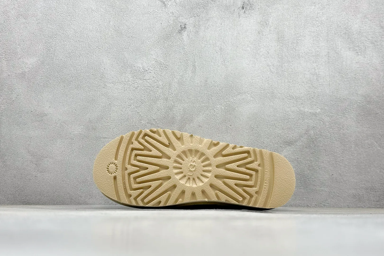 🐲💰 520 support store UGG Tasman ethnic style half slippers, Xiaohongshu hot style. This style is conceived based on the colorful traditional Chinese costume culture, exquisite craftsmanship, unique style and unique style. It fully demonstrates the style of this nation and has become the most popular fashion element in the world! Sheep fur is integrated with high quality to keep warm and lock in heat. Made of TPU molded suede upper material. Built-in artificial curly wool plush lining and insole. Choose 10mm UGGPURE™ implanted wool lining and removable UGGPURE™ implanted wool insole. Item No.: 5955 Size: 35-44. It is recommended to choose one size larger.